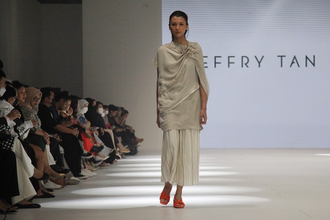 Rancangan terbaru Jeffry Tan di Jakarta Fashion Week 2023, bertempat di Pondok Indah Mall 3, Kamis [27/10/2022]. Foto: Ari Saputra/Detikcom.