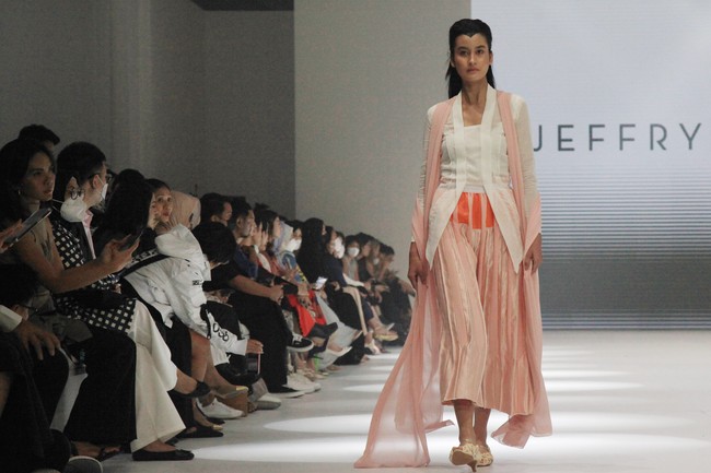 Rancangan terbaru Jeffry Tan di Jakarta Fashion Week 2023, bertempat di Pondok Indah Mall 3, Kamis [27/10/2022].  Foto: Ari Saputra/Detikcom.