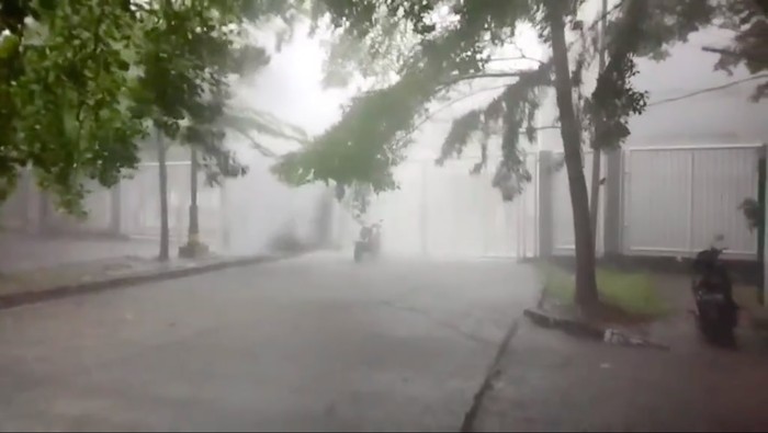 Fenomena hujan begitu deras seperti air terjun dari langit terjadi di Kabupaten Bekasi viral di medsos. Begini penjelasan BMKG. (Tangkapan layat video viral)