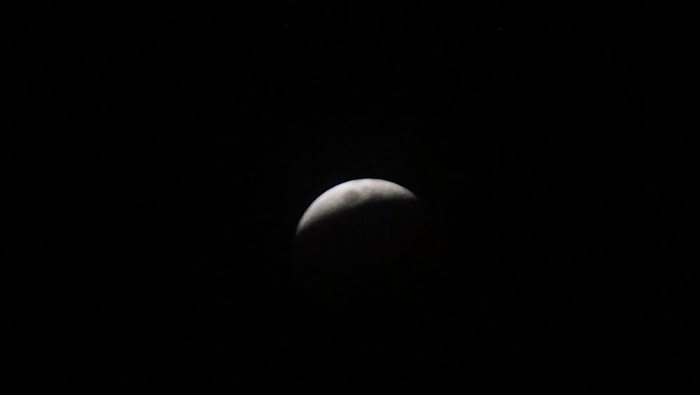 Penampakan gerhana bulan total juga terjadi di langit Indonesia. Dibeberapa wilayah, fenomena ini terlihat sangat mempesona, penasaran?