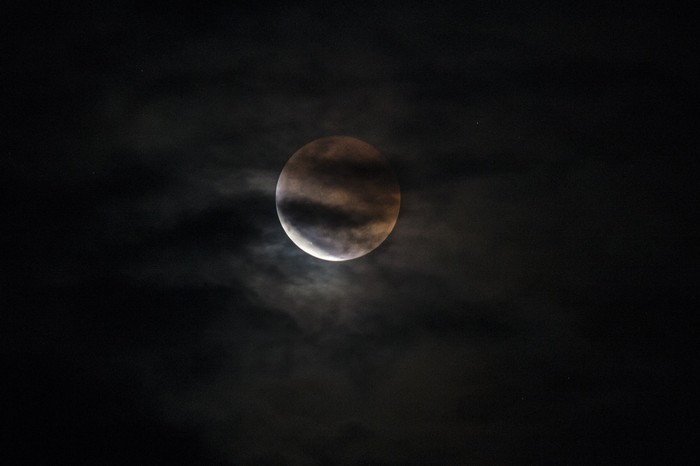 Penampakan gerhana bulan total juga terjadi di langit Indonesia. Dibeberapa wilayah, fenomena ini terlihat sangat mempesona, penasaran?