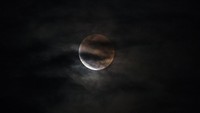 Berikutnya, penampakan gerhana bulan fase total juag terjadi di langit Palangkaraya, Kalimantan Tengah. Fenomena ini dapat dilihat dengan mata sekitar pukul 17.59 hingga pukul 19.10 WIB dan setelah itu tertutup awan. ANTARA FOTO/Makna Zaezar