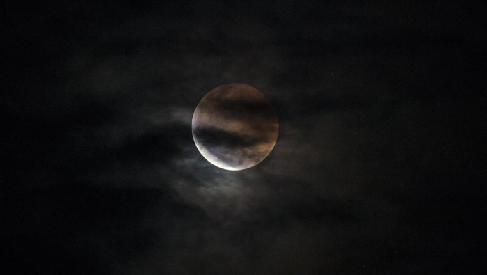 Penampakan gerhana bulan total juga terjadi di langit Indonesia. Dibeberapa wilayah, fenomena ini terlihat sangat mempesona, penasaran?