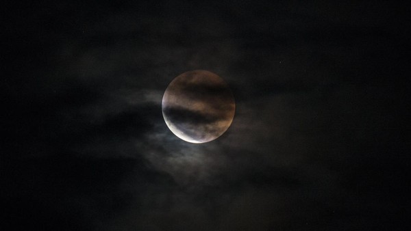 Berikutnya, penampakan gerhana bulan fase total juag terjadi di langit Palangkaraya, Kalimantan Tengah. Fenomena ini dapat dilihat dengan mata sekitar pukul 17.59 hingga pukul 19.10 WIB dan setelah itu tertutup awan. ANTARA FOTO/Makna Zaezar