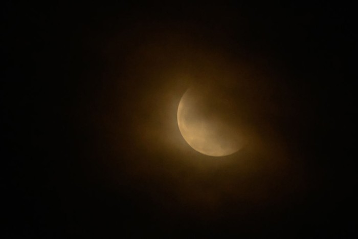 Penampakan gerhana bulan total juga terjadi di langit Indonesia. Dibeberapa wilayah, fenomena ini terlihat sangat mempesona, penasaran?