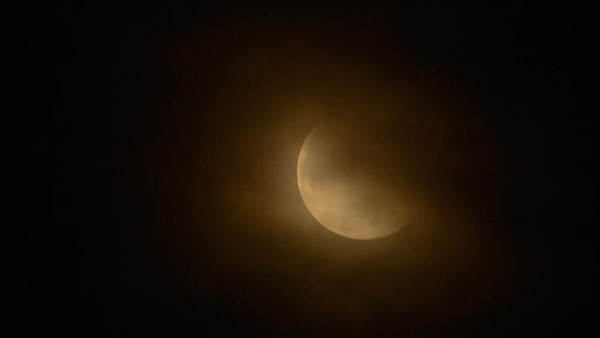 Meski tertutup awan, penampakan gerhana bulan juga terlihat di langit Aceh, tepatnya di kawasan Ajun. Getty Images 