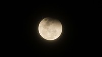 Ini penampakan gerhana bulan dari langit Ungaran, Jawa Tengah. Getty Images