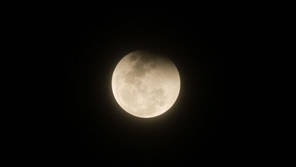 Ini penampakan gerhana bulan dari langit Ungaran, Jawa Tengah. Getty Images