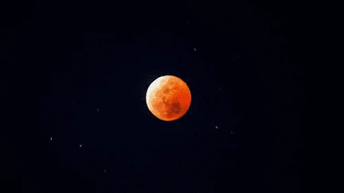 Penampakan gerhana bulan total juga terjadi di langit Indonesia. Dibeberapa wilayah, fenomena ini terlihat sangat mempesona, penasaran?