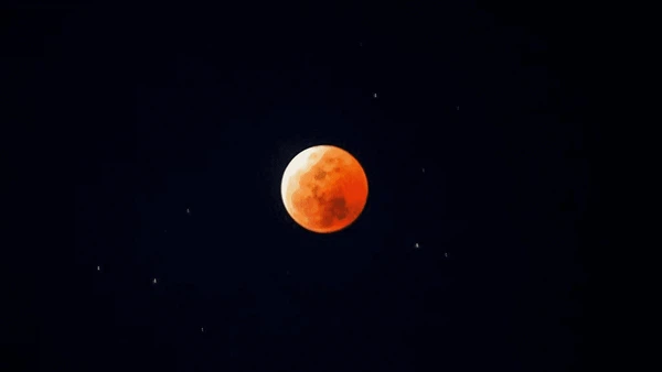 Foto-foto Gerhana Bulan Total dari Langit Indonesia