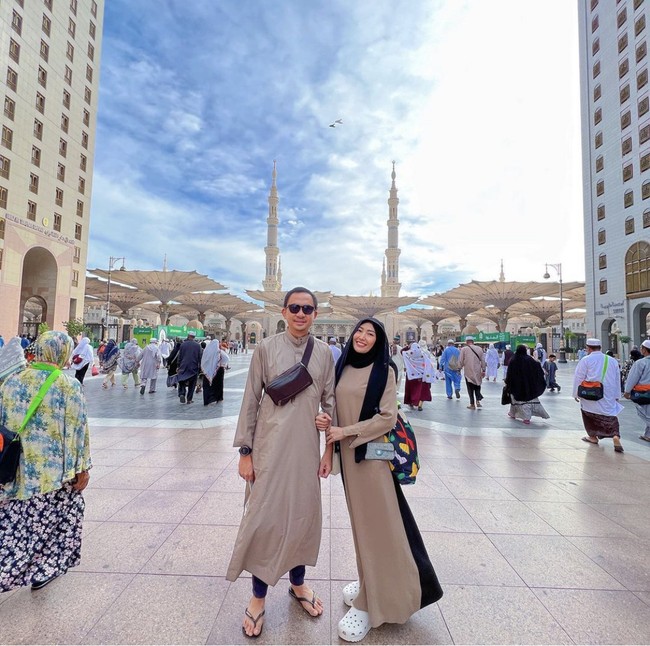 Momen kebersamaan Ayu Dewi dan Regi Datau selama umrah yang diunggah ke Instagram ini banjir doa dan harapan dari warganet. Till jannah ya Bu Ayu, wanita hebat dan kuat. Bisa menutupi aib keluarganya. semoga setelah badai kemarin rumah tangga Bu Ayu dan suami semakin mesra dan terhindar dari hal-hal yang buruk, terhindar sari syaiton nirojim. Aamiin, doa akun @vinayuli2207. Semoga Allah melindungi pernikahan kalian dipenuhi dengan keberkahan dan kebahagian .. dijauhkan dari segala godaan dan finah dunia juga orang-orang yang iri dan dengki...Aamiin, harap akun @faraziafuad. Foto: Dok. Instagram @mrsayudewi.