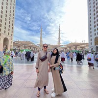 Momen kebersamaan Ayu Dewi dan Regi Datau selama umrah yang diunggah ke Instagram ini banjir doa dan harapan dari warganet. Till jannah ya Bu Ayu, wanita hebat dan kuat. Bisa menutupi aib keluarganya. semoga setelah badai kemarin rumah tangga Bu Ayu dan suami semakin mesra dan terhindar dari hal-hal yang buruk, terhindar sari syaiton nirojim. Aamiin, doa akun @vinayuli2207. Semoga Allah melindungi pernikahan kalian dipenuhi dengan keberkahan dan kebahagian .. dijauhkan dari segala godaan dan finah dunia juga orang-orang yang iri dan dengki...Aamiin, harap akun @faraziafuad. Foto: Dok. Instagram @mrsayudewi.