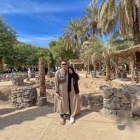 Selama menjalani ibadah umrah, Ayu selalu mengenakan hijab. Ketika sedang ke Sumur Adzaq di Madinah, Ayu mengenakan hijab hitam yang dililit rapi ke belakang dipadu dress. Sedangkan Regi memakai kurta warna mocca.  Foto: Dok. Instagram @mrsayudewi.