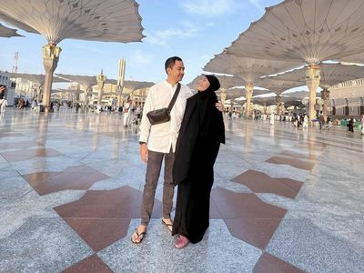 10 Gaya Ayu Dewi Umrah Bersama Regi Datau, Tanpa Makeup dan Berhijab