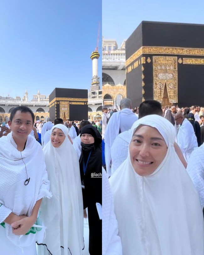 Ibu tiga orang anak itu membagikan di Instagram Story momen saat berada di depan Kabah bersama sang suami, Regi Datau. Ayu tetap cantik walau tanpa pulasan makeup. Foto: Dok. Instagram @mrsayudewi.
