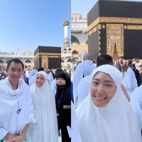Ibu tiga orang anak itu membagikan di Instagram Story momen saat berada di depan Kabah bersama sang suami, Regi Datau. Ayu tetap cantik walau tanpa pulasan makeup. Foto: Dok. Instagram @mrsayudewi.