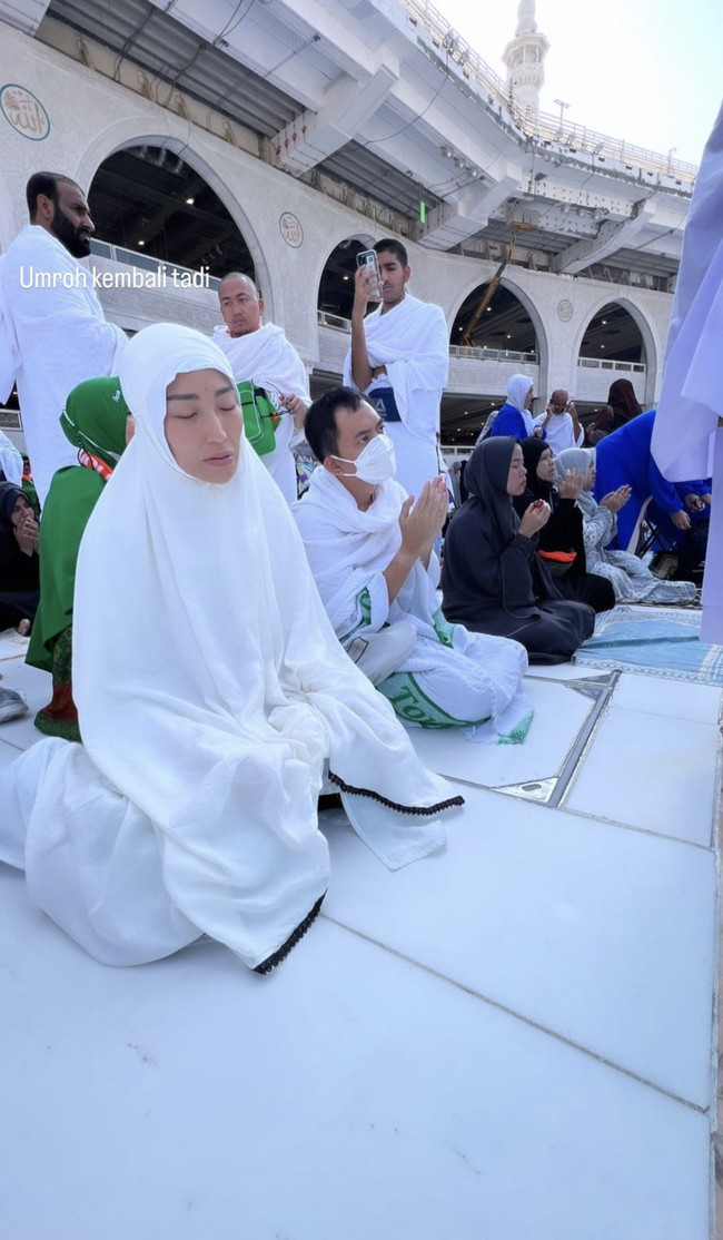 Ayu terlihat sedang khusyu berdoa ketika berada di depan Kabah. Sebelumnya ketika ia berada di Masjid Nabawi, Ayu Dewi mengirimkan doa untuk sang ibu yang telah tiada. Ia ingin menjadi anak yang berbakti kepada orang tua. bu..Ayu akan selalu berusaha untuk jadi anak baik buat Ibu,supaya Ibu tetep bangga di alam Barzah, Ayu harus slalu usaha jadi orang baik supaya mengangkat harkat derajat martabat Ibu & Bapak insyaaAllah sampe kapanpun..karena anakmu cuma aku, jadi ini kewajibanku.. Ibu.. Semoga ayu bisa jadi Ibu sebaik Ibu untuk anak-anakkuRabbighfirli Waliwalidayya Warhamhuma Kamaa Rabbayani Saghira🤲🏻, doa Ayu.  Foto: Dok. Instagram @mrsayudewi.