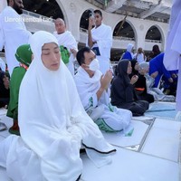Ayu terlihat sedang khusyu berdoa ketika berada di depan Kabah. Sebelumnya ketika ia berada di Masjid Nabawi, Ayu Dewi mengirimkan doa untuk sang ibu yang telah tiada. Ia ingin menjadi anak yang berbakti kepada orang tua. bu..Ayu akan selalu berusaha untuk jadi anak baik buat Ibu,supaya Ibu tetep bangga di alam Barzah, Ayu harus slalu usaha jadi orang baik supaya mengangkat harkat derajat martabat Ibu & Bapak insyaaAllah sampe kapanpun..karena anakmu cuma aku, jadi ini kewajibanku.. Ibu.. Semoga ayu bisa jadi Ibu sebaik Ibu untuk anak-anakkuRabbighfirli Waliwalidayya Warhamhuma Kamaa Rabbayani Saghira🤲🏻, doa Ayu.  Foto: Dok. Instagram @mrsayudewi.