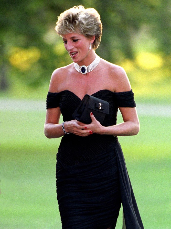 Gaya Putri Diana Pakai Revenge Dress Diana, Princess of Wales wearing a black pleated chiffon dress, with floating side panel, by Christina Stamboulian, during a party given at the Serpentine Gallery in London. (Photo by Martin Keene - PA Images/PA Images via Getty Images)