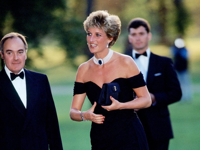 Gaya Putri Diana Pakai Revenge Dress Princess Diana (1961 - 1997) arriving at the Serpentine Gallery, London, in a gown by Christina Stambolian, June 1994. (Photo by Jayne Fincher/Getty Images)
