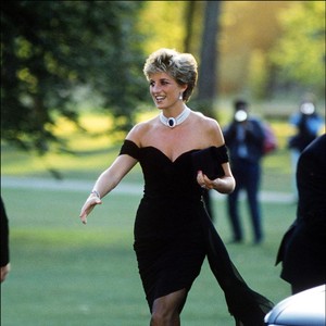 5 Fakta Revenge Dress, Gaya Ikonis Putri Diana di The Crown 5