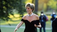 Pakaian itu merupakan gaun malam hitam dikenakan Putri Diana pada 1994 dan memberi kesan berani setelah Raja Charles III muda mengaku berselingkuh dalam sebuah wawancara televisi. (Getty Images/Princess Diana Archive)