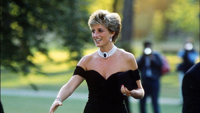Princess Diana (1961 - 1997) arriving at the Serpentine Gallery, London, in a gown by Christina Stambolian, June 1994. (Photo by Jayne Fincher/Getty Images)