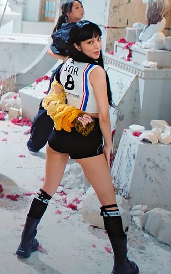 Sedangkan Jisoo BLACKPINK memakai sejumlah koleksi terbaru dari Dior Fall 2022 dalam video klip Pink Venom. Mulai dari sleeveless crop top bergaya retro yang dipadukan dengan celana super pendek, dan ankle boots lengkap dengan kaos kakinya. Foto: dok. DIOR