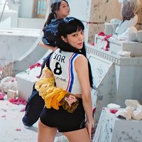 Sedangkan Jisoo BLACKPINK memakai sejumlah koleksi terbaru dari Dior Fall 2022 dalam video klip Pink Venom. Mulai dari sleeveless crop top bergaya retro yang dipadukan dengan celana super pendek, dan ankle boots lengkap dengan kaos kakinya. Foto: dok. DIOR