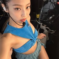 Pada Minggu (6/11/2022), beredar postingan anonim yang menyorot gaya seksi personel BLACKPINK. Salah satunya penampilan Jennie memakai atasan dari LaQuan Smith ‘Suede Cut Out Twist Top’ seharga $595 (Rp 9,3 jutaan) saat tur dunia. Foto: dok. Instagram @jennierubyjane