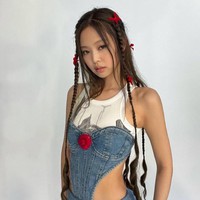 “Menurutku itu tidak terlalu terbuka,” “Apakah penulis postingan ini berasal dari era Joseon?” “Aku rasa mereka berpakaian seperti ini untuk menyesuaikan di Amerika. Mereka berpakaian lebih bebas seperti yang mereka lakukan di negara lain,” komentar sejumlah netizen Korea di forum online. Foto: dok. Instagram @jennierubyjane