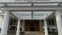 Ketika turun dari pesawat, penumpang akan disuguhi dengan penampakan gedung megah bertuliskan Kreta Bhawana Sanggraha yang diapit oleh beberapa tiang yang mengibarkan bendera merah putih.  (Foto: Ni Made Lastri Karsiani Putri/detikBali)