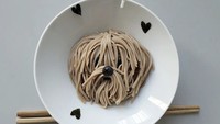 Mie berwarna cokelat ini tampak seperti anjing malta ya ? Ada mata yang tertutup dengan tumpukan mie layaknya bulu. Lucu banget!
