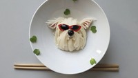 Tak lupa ia menambahkan detail aksesoris dan garnish di piring agar mie berbentuk anjing ini semakin menggemaskan!
