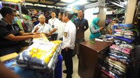 Direktur Distribution & Funding Bank BTN Jasmin didampingi Direktur Jenderal Pembiayaan Infrastruktur Pekerjaan Umum dan Perumahan Herry Trisaputra Zuna, Wakil Walikota Surakarta Teguh Prakoso dan ketua Umum (IKAPPI) Abdullah Mansuri melakukan Gerebek Pasar 2022 di Pasar Klewer, Solo, Jawa Tengah, Rabu (9/11). 