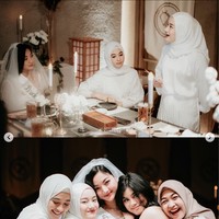 Dalam foto-foto yang dibagikan terlihat Ria Ricis, Poppy Bunga, dan Dinda Hauw ikut menghadiri dan memeriahkan acara bridal shower Glenca. Semua yang hadir juga tampil kompak mengenakan busana serba putih. Foto: Instagram/@glencachysara