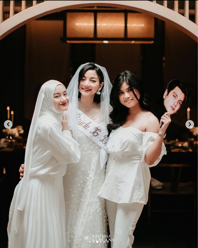 Acara bridal shower pemeran Elsa di sinetron Ikatan Cinta itu tampaknya digelar di salah satu restoran mewah. The count down is on, tulis keterangan dalam unggahan Glenca, mengingat pernikahannya yang sudah tinggal menghitung hari. Foto: Instagram/@glencachysara