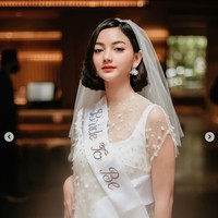 Glenca tampil cantik mengenakan dress berwarna putih. Seperti dalam acara bridal shower pada umumnya, Glenca yang merupakan calon pengantin juga mengenakan veil di rambut dan selempang yang bertuliskan Bride To Be. Foto: Instagram/@glencachysara