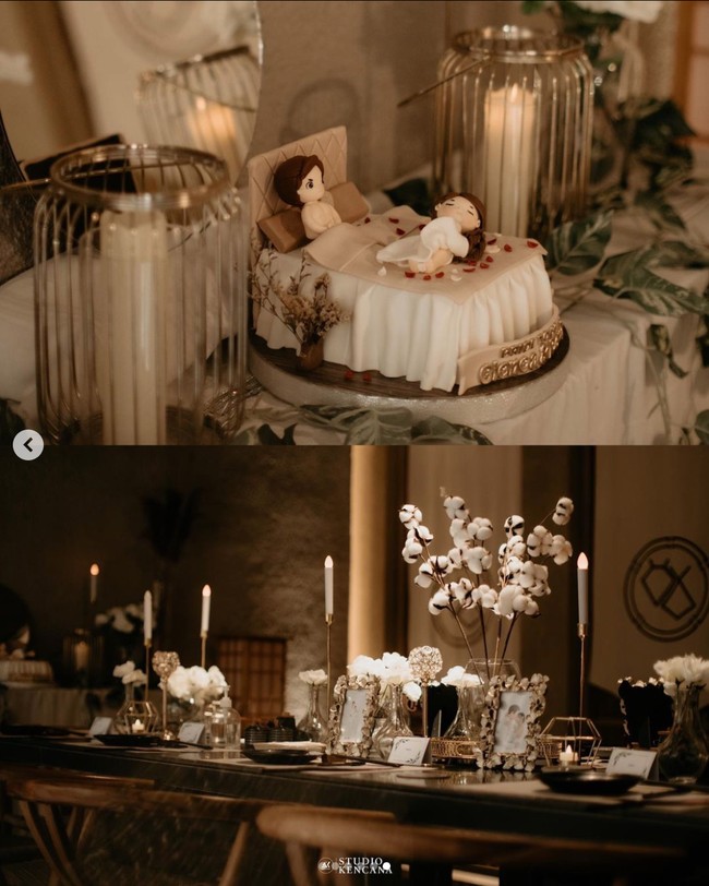 Tempat kejutan bridal shower Glenca itu tampak sudah didesain sedemikian rupa dengan didominasi warna putih, coklat, dan keemasan. Kue bridal showernya pun terlihat unik dan lucu. Foto: Instagram/@glencachysara