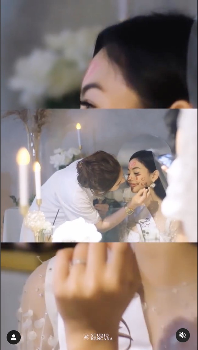 Para sahabatnya yang hadir juga tampak mendapat kesempatan untuk mencoret-coret wajah Glenca Chysara dengan menggunakan lipstik. Glenca tampak hanya bisa pasrah membiarkan wajahnya dicoret-coret. Foto: Instagram/@glencachysara