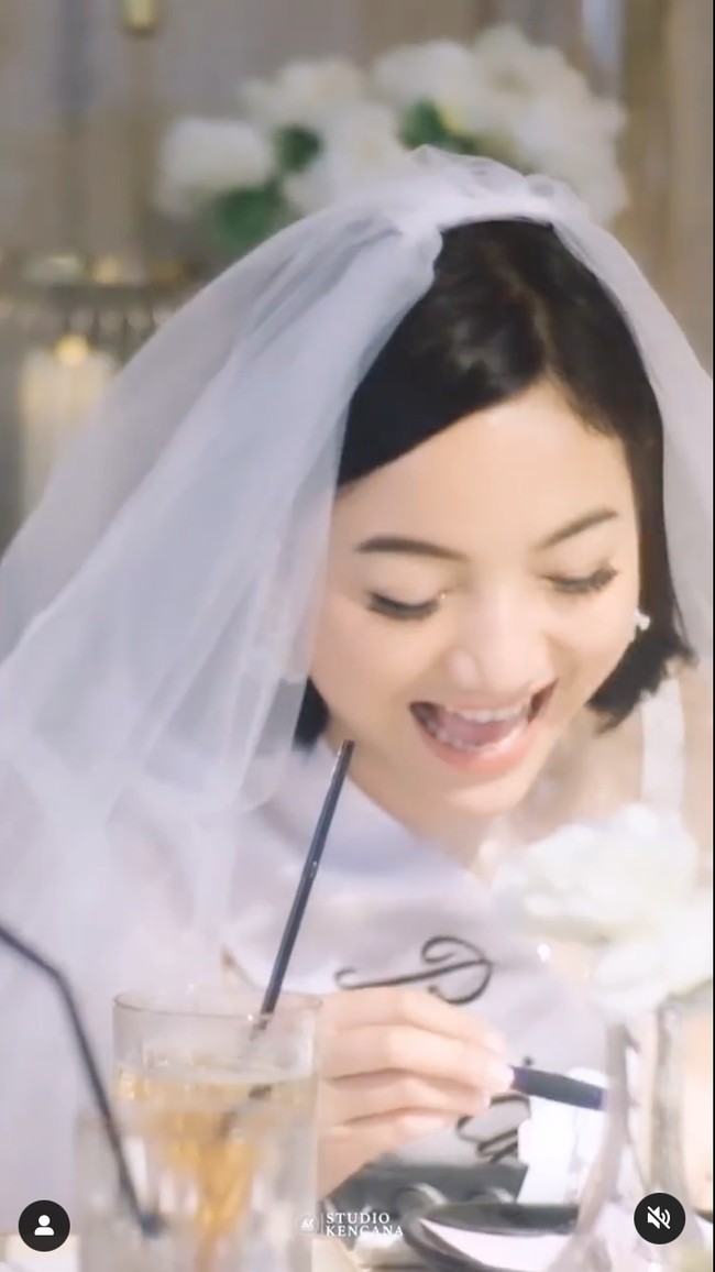 Terlihat begitu bahagia mendapat kejutan bridal shower, Glenca Chysara menyebut jika itu merupakan acara bridal shower impiannya. The bridal shower of my dreams tulis Glenca dalam unggahannya. Foto: Instagram/@glencachysara