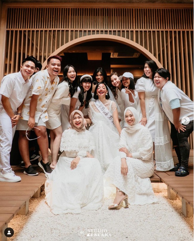 Menjelang acara pernikahannya yang tinggal sebentar lagi, Glenca Chysara terlihat mendapat kejutan bridal shower dari para sahabatnya. Momen kejutan acara bridal shower itu kemudian dibagikan oleh bintang sinetron Ikatan Cinta tersebut ke akun Instagram pribadi miliknya. Foto: Instagram/@glencachysara
