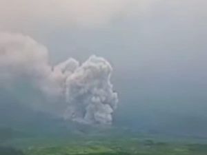 Gunung Semeru Luncurkan Awan Panas Sejauh 4,5 KM