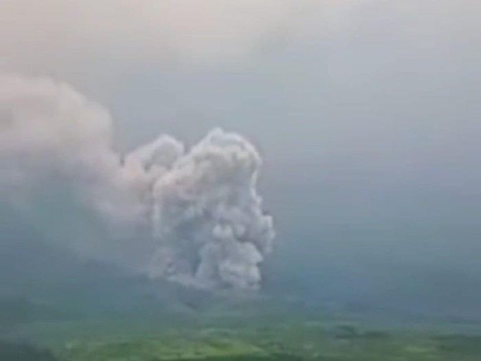 Gunung Semeru di Lumajang, Jawa Timur, kembali memuntahkan Awan Panas Guguran (APG) rabu 9 november 2022