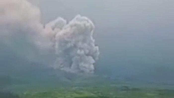 Potret saat Semeru muntahkan awan panas guguran