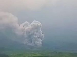 Penampakan Gunung Semeru Luncurkan Awan Panas Guguran Sejauh 4,5 Km