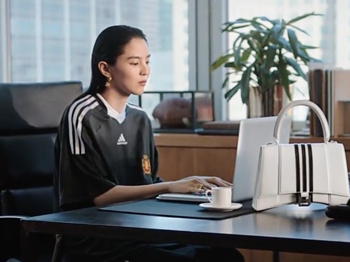 Han So Hee dalam video campaign Adidas x Balenciaga
