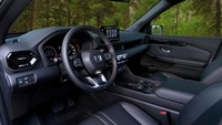 Di bagian dalam, Honda Pilot menghadirkan new front body stabilizing seats yang dapat membantu pengemudi serta penumpang depan agar tidak merasa lelah ketika mengemudi jarak jauh. Bangku baris kedua dapat dipindahkan dengan mudah sehingga menghadirkan ruang kargo yang luas. Pada baris ketiga juga ruang kabinnya dibuat lebih lega. Foto: Dok. Honda