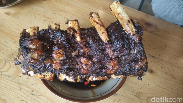 Iga bakar balungan dinosaurus di Sidoarjo