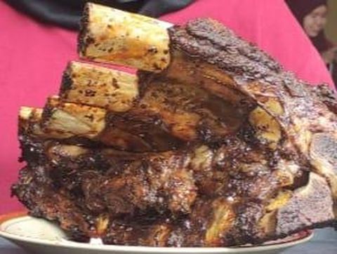 Iga Bakar Balungan Dinosaurus di Sidoarjo Bikin Kalap